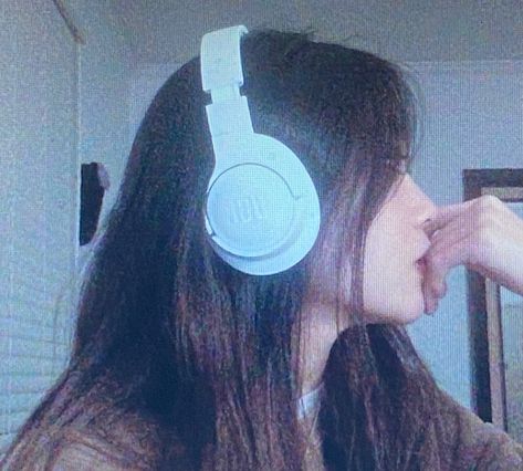 Earphone Aesthetic Girl, Wearing Headphones Aesthetic, Person Wearing Headphones, Headphones Aesthetic Girl, Grace Core, Aesthetic Headphones, Gcse Art Ideas, Better Version Of Myself, Headphones Aesthetic