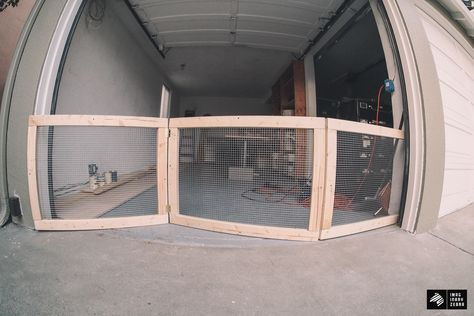 Garage door pet gate mesh wire diy Diy Dog Fence, Diy Dog Gate, Garage Gate, Dog Storage, Fence Doors, Wire Diy, Diy Fence, Front Yard Fence, Fence Art