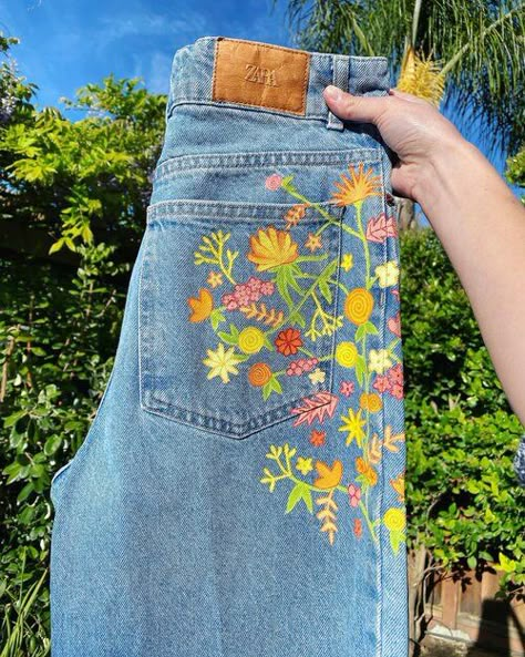 Painted Flare Jeans, 70s Painted Jeans, Paints On Jeans, Pant Pocket Painting, Decorate Jeans Diy, How To Paint Pants, Diy Painting Jeans Ideas, Painted Jeans Inspiration, Painted On Pants