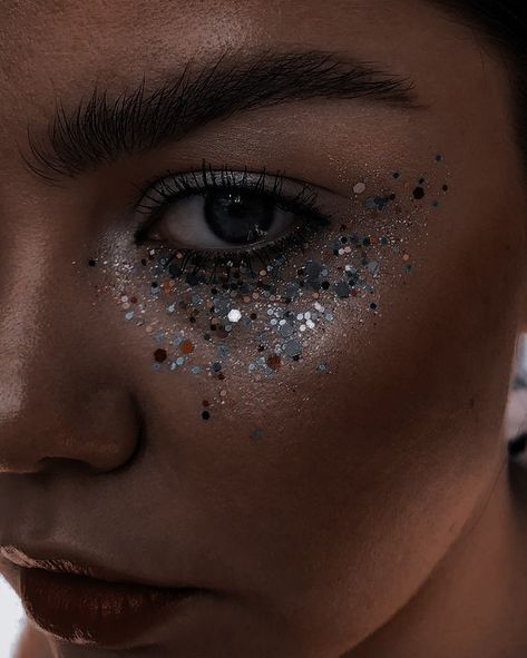 Body Glitter Ideas, Coldplay Concert Outfit Ideas, Creative Face Painting, Coldplay Concert Outfit, Weird Makeup, Makeup Euphoria, Glitter Ideas, Festival Makeup Glitter, Euphoria Party