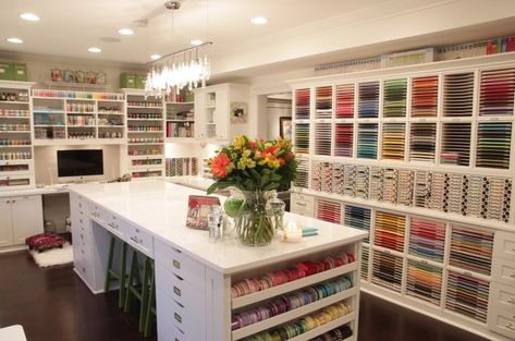 Get inspired with our TOTALLY GENIUS arts and craft storage ideas + DOWNLOAD FREE craft room storage labels & a craft room layout planner! Dream Craft Room, Craft Room Design, Quilting Room, Scrapbook Room, Office Crafts, Craft Room Storage, Craft Room Office, Paper Storage, Sewing Rooms