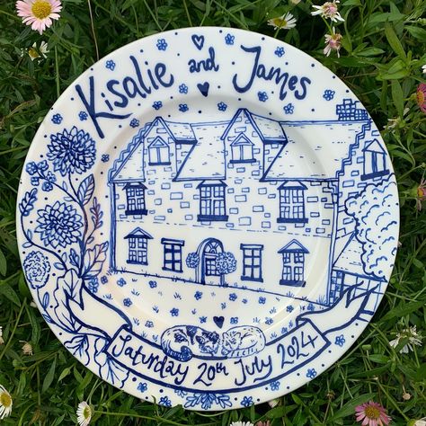 Custom commemorative wedding plate! 💙✨ Designed and handpainted for the lovely @kisalie24 ✨🌙 I’m so excited about this one, I was particularly happy to get to paint two cats ngl ✨🐈 Dark blue on a 20cm Rimmed Plate! I’m obsessed with the blueeeee on ceramics 💙✨ It’s been a crazy two weeks, I have painted SO many plates and I cannot WAIT to reveal them all…. But I can’t show a lot of them yet!! ✨😆 Stay tuned to see many plate reveals in the coming weeks!! Commissions are open! Just Dm me for... Hand Painted Plates Design, Paint Plates Diy, Painted Wedding Plate, Wedding Plate Painting Ideas, Painted Plate Ideas, Diy Ceramic Plate, Wedding Plate, Painted Ceramic Plates, Hand Painted Plate