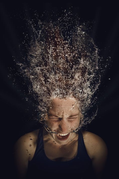 Striking Underwater Pictures – Fubiz Media Screaming Underwater, Underwater Photos, Underwater Photography, Lyon, Scream, Fashion Photography, Bubbles, Feelings, Water