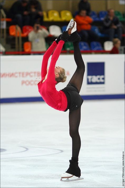 Elena Radionova, Skate Fits, Figure Skating Outfits, Skate 3, Ice Skating Outfit, Skating Aesthetic, Sports Aesthetic, Figure Skaters, Practice Outfits