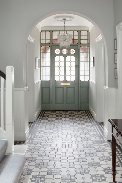 Hallway Decor Ideas, Vstupná Hala, Victorian Hallway, Tiled Hallway, Hallway Inspiration, 1930s House, Edwardian House, Hallway Designs, Casa Vintage