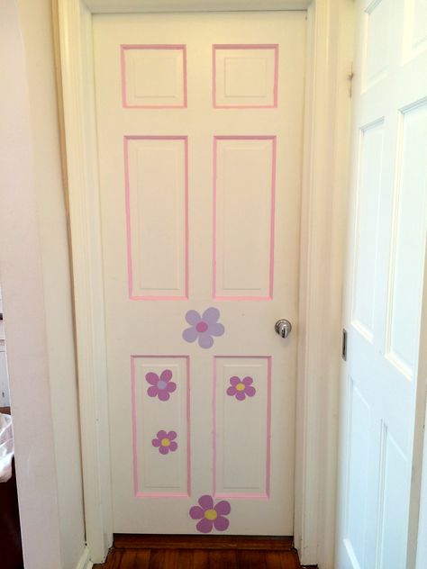 Aesthetic Doors Bedroom, Front Door Decor Ideas Entrance Apartment, What To Paint On Your Door, Painted Bedroom Door Ideas, Door Ideas For Bedroom Aesthetic, Cute Door Ideas For Bedroom, Simple Door Painting Ideas, Bedroom Door Design Paint, Pink Door Bedroom