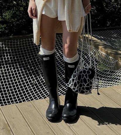 School Boots, Rainboots Outfit, Masc Lesbian, Summer Boots Outfit, Rain Boot Outfit, Hunter Boots Outfit, Country Gal, Fall Boots Outfit, Fall Outfit Inspiration