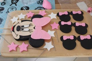 Theresas Backstube: Minnie Mouse Minnie Mouse Template, Minnie Mouse Birthday Cakes, Bolo Minnie, Clay Crafts For Kids, Minnie Cake, Cake Pop Recipe, Minnie Party, Minnie Mouse Birthday Party, Mouse Cake