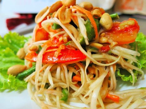 Vegan Recipes: Authentic Vegan Green Papaya Salad recipe we learned while traveling in Thailand. Yummy vegan recipes from around the world. Vegan travel. Popular Thai Dishes, Traditional Thai Food, Best Thai Food, Green Papaya Salad, Thai Salads, Green Papaya, Best Thai, Papaya Salad, Vegan Salad