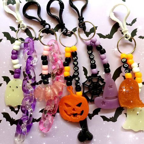 Keychains with Halloween theme beads and resin charms of pumpkins, bats, spider webs and ghosts Halloween Keychains, Spooky Stuff, Halloween Goodies, Beaded Keychains, Art Stickers, Shop Art, Halloween Art, Dia De Muertos, Spooky Halloween