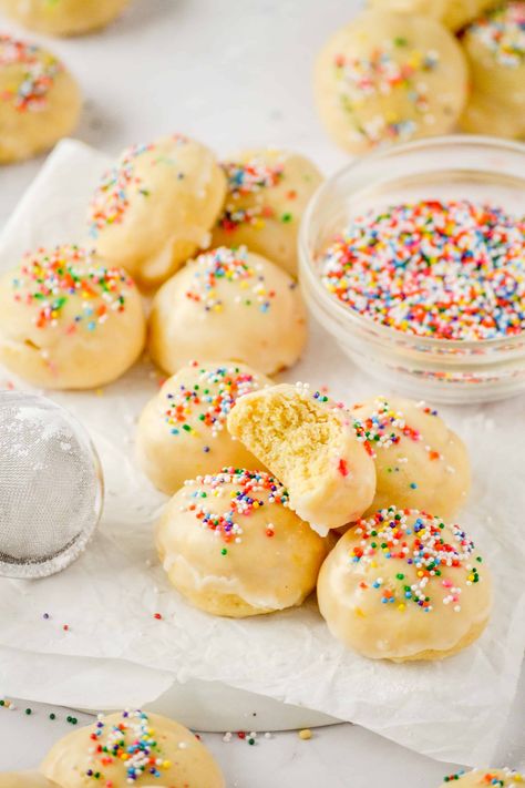 weather if you are italian or Not these Italian Sprinkle Cookies are going to become a classic in your house. They are such a simple cookies and so delicaitly Italian Sprinkle Cookies, Thumbprint Cookies With Icing, Chocolate Marshmallow Cookies, Italian Almond Cookies, Peppermint Sugar Cookies, Breakfast Recipes Sweet, Simple Cookies, Sprinkle Cookies, Buttery Cookies