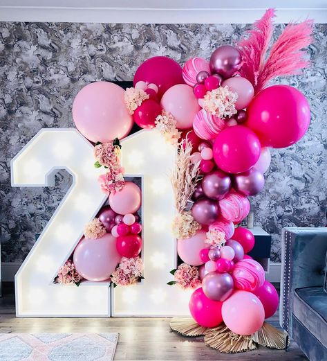 Pink Pool Party Decorations, Birthday Event Ideas, 22 Bday, 21st Birthday Balloons, 21 Party, Pink Party Theme, 21st Bday Ideas, Glow Birthday Party, 40th Birthday Party Decorations