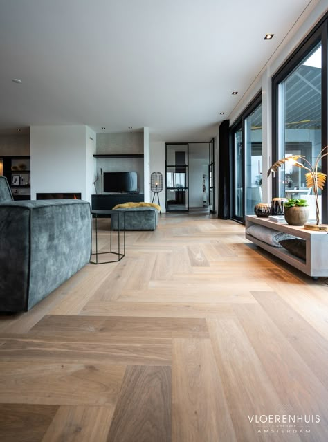 18x90cm Royal Dutch Floor visgraat diagonaal gelegd in Voorthuizen (3) Contemporary Flooring, Wood Floor Design, Hairstyles Styles, Modern Flooring, Home Design Living Room, Living Room Flooring, Industrial House, Wood Flooring, House Flooring