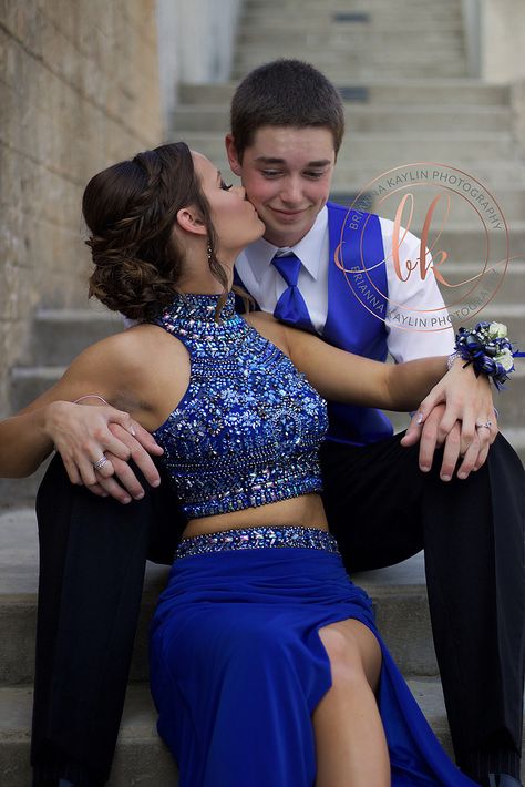 Prom Pics On Stairs, Prom Pictures On Stairs, Prom Photoshoot Couples Cute Poses, Hoco Photography Poses, Family Prom Pictures, Indoor Prom Picture Ideas, Senior Prom Picture Ideas, Prom Portraits Photo Shoots, Unique Prom Photos