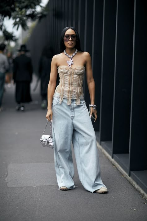 Corset Street Style, Miami Ootd, Corset With Jeans, Oversize Jeans, Street Style Milan, Fashion Week Inspiration, Corset Fashion Outfits, Fashion Week 2024, Denim Street Style