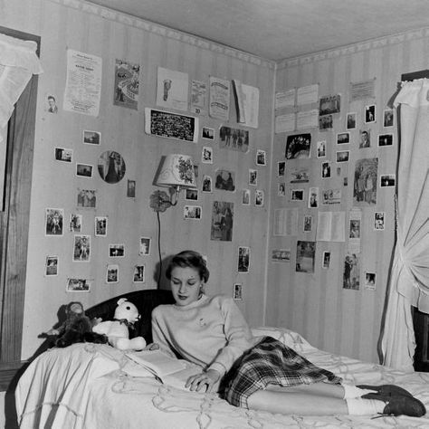 ☏ theredtele℘honε.: School days. 50s Bedroom, 1950s Bedroom, 1950s Girls, Cool Room Designs, Teen Girl Bedroom, Vintage Room, Vintage Life, Mid Century Decor