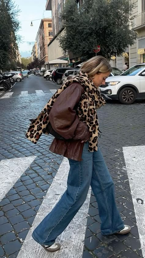 Looks Adidas, Leopard Print Outfits, Leopard Outfits, Nyc Winter, Latina Outfits, Mode Zara, Skandinavian Fashion, Leopard Scarf, Autumn Fits