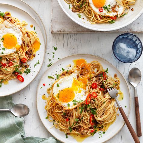 Eggs On Fire Pasta With Eggs, Curried Sausages, Free Weekly Meal Plan, Easy Home Recipes, Spicy Pasta, Easy Tomato Sauce, Fire Food, Curd Recipe, Vegetarian Pizza