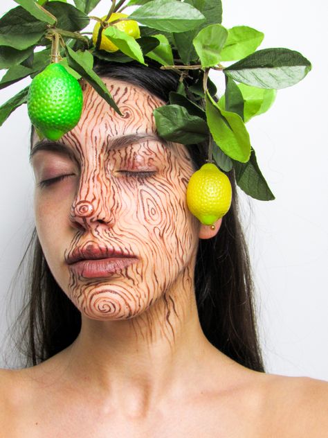 IG: Glowgetter_mariana #treemakeuplook #environment #tree #makeup #greenmakeup #artisticmakeup Druid Face Paint, Into The Woods Makeup Ideas, Face Painting Costume, Tree Costume Makeup, Halloween Tree Costume, Tree Makeup Halloween, Tree Spirit Costume, Tree Face Makeup, Nature Halloween Makeup