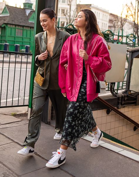 Nike Street Style Women, Cut Blazer Outfit, Blazer Hoodie Outfit, Sneaker Outfits Women Street Chic, Nike Blazer Outfit Street Style, Nike Blazer Outfits For Women, Nike Blazer Jumbo, Oversize Street Style, Blazer Jumbo