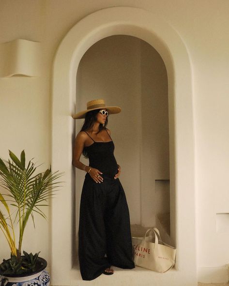 JULIE SARIÑANA no Instagram: “Sometimes all you need is a good black one-piece suit for a quick effortless look. ✔️✨ #maternitystyle Wearing: @annaquanlabel wide leg…” Baby Bump Style Summer, Bump Style Summer, Chic Pregnancy Style, Prego Outfits, Summer Pregnancy Outfits, Summer Maternity Fashion, Maternity Clothes Summer, Beyond Grateful, Baby Bump Style