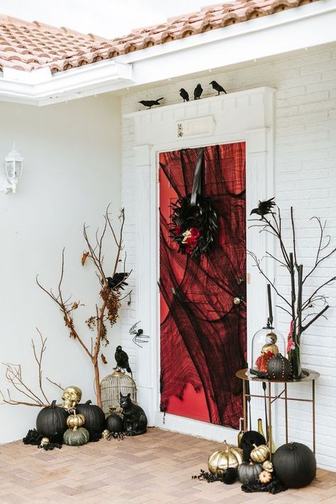 7 Spooky home deco ideas for Haloween Buffet Halloween, Fun Diy Halloween Decorations, Halloween Front Door Decorations, Dekorasi Halloween, Halloween Decor Diy, Decoration Vitrine, Halloween Front Doors, Creepy Decor, Apartment Door