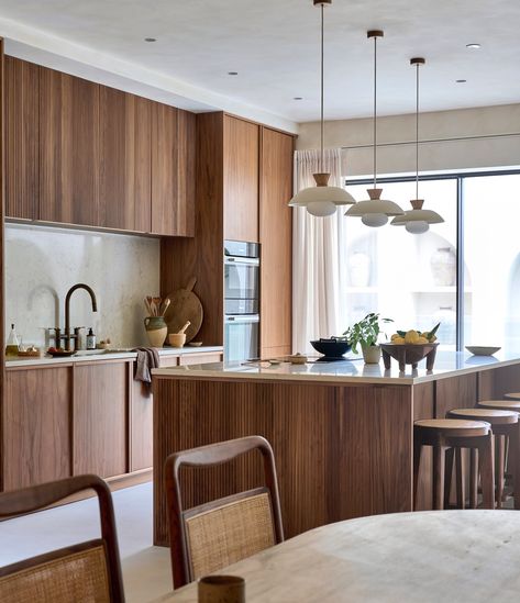 It’s all in the details… • 📷 @simonarcherphotography Stylist: @oliviadler_stylist Developer: @robelia_ltd Range: Modern Minimal • #bakehouse #bakehousekitchens #londonhomes #mediterraneanhome #mediterraneaninteriors #interiordesign #kitchendesign Slab Doors, Oak Door, Oak Doors, Mediterranean Home, Design Principles, Kitchen Inspo, Home Upgrades, Design Consultant, Natural Texture