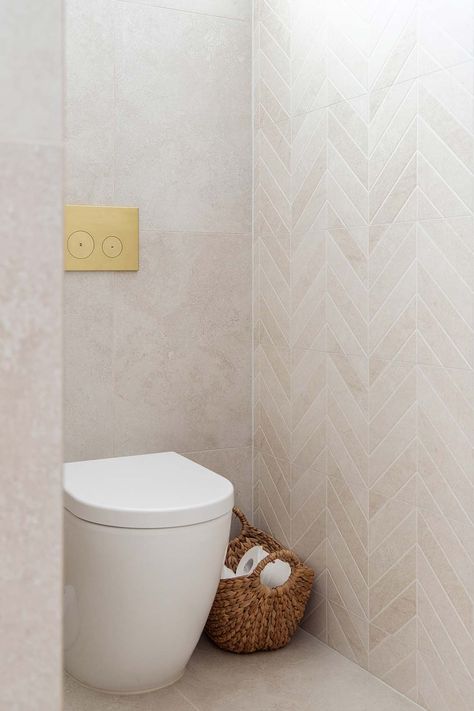 Bathroom Tiles Inspiration, Neutral Toilet, Sandy Bathroom, Bathroom Provence Style, White Toilet, Small Water Closet, Abi Interiors Bathroom, Toilet Wall Design, Bathroom Natural