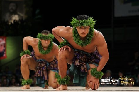 Kahiko takes center stage at Merrie Monarch 2018 - Hawaii News Now - KGMB and KHNL 4/7/18 Merrie Monarch Festival, Samoan Men, Polynesian Dance, Hawaii Itinerary, Polynesian Men, Hawaiian Dancers, Beautiful Hawaii, Hawaiian Men, Hula Dance