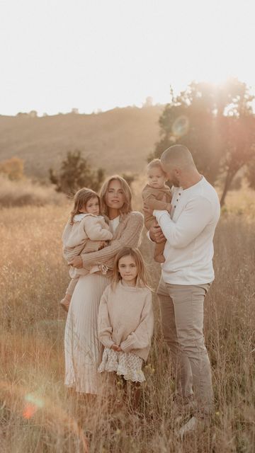 Winter White Photoshoot Family, Family Four Photoshoot, Tan Color Scheme Family Photos, Fall Family Inspo Pictures, Country Fall Family Pictures, Green Cream Brown Family Photos Fall, Brown Outfit Family Pictures, Green And White Photoshoot, Nuetral Pallete Outfits Family Pictures Fall