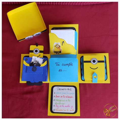 Cajita Explosiva MINION tarjeta de cumpleaños. Facil de hacer y más facil comprar. Minion Valentine Cards, Minion Gift Wrapping Ideas, Minion Birthday Cards, Minions Box Ideas, One In A Minion Card, Minion Gifts, Diy Gifts For Girlfriend, Minion Theme, Minion