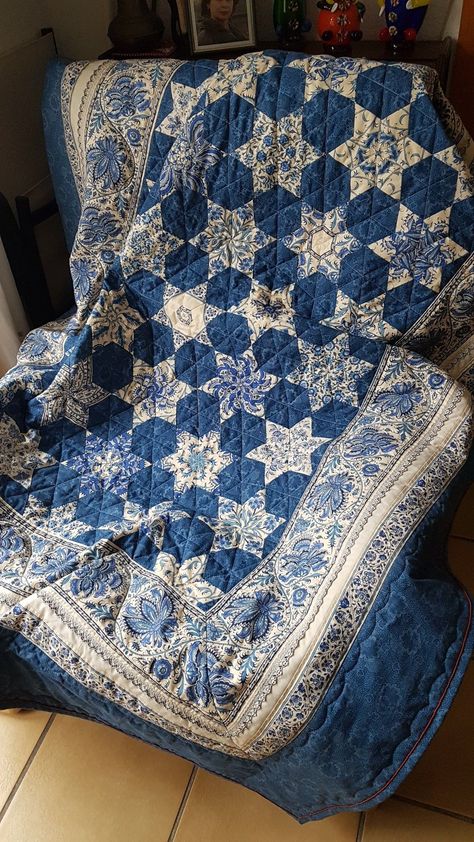 Quilt Bedroom Decor Ideas, Blue Quilt Bedroom, Dutch Quilts, Dutch Quilt, Quilt Bedroom, Hourglass Quilt, Blue Quilt Patterns, Hexie Quilts Patterns, Dresden Quilt