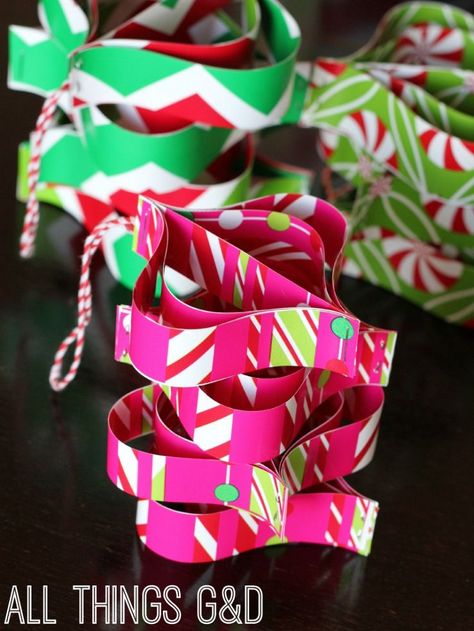 DIY Ornaments Using Wrapping Paper Scraps Wrapping Paper Scraps, Paper Ornaments Diy, Diy Christmas Paper, Diy Wrapping Paper, Wrapping Paper Crafts, Paper Christmas Ornaments, Paper Christmas Decorations, Paper Craft Ideas, Paper Scraps