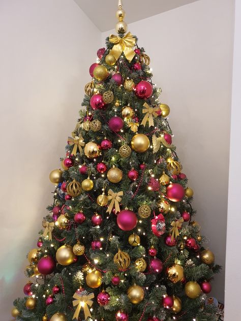 Hot Pink And Gold Christmas Tree, Coastal Christmas Tree Ideas, Hot Pink Christmas Tree, Tree Theme Ideas, Christmas Tree Theme Ideas, Tropical Christmas Tree, Pink And Gold Decor, Navidad Pink, Tropical Christmas Trees