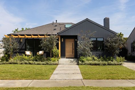 The Black Paint That Took This Facade From “Flat and Square” to Sophisticated Scandi Front Pergola, Scandi Farmhouse, Front Yard Landscape, Exterior House Renovation, Yard Landscape, Single Story Homes, Exterior Renovation, One Story Homes, Black House Exterior