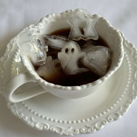 Coffee cup with spooky ice cubes
Halloween
Spooky coffee mug Think Food, Tempura, Jolie Photo, Autumn Cozy, Pretty Food, Cute Food, Aesthetic Food, Girly Things, Chia