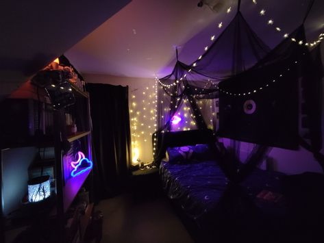 Nightcore Bedroom, Vampire Bedroom Ideas, Dark Bedroom Ideas Grunge, Vampire Bedroom Aesthetic, Sofa Bed For Small Spaces, Grunge Bedroom, Gothic Decor Bedroom, Diy Room Decor For Teens, Chill Room