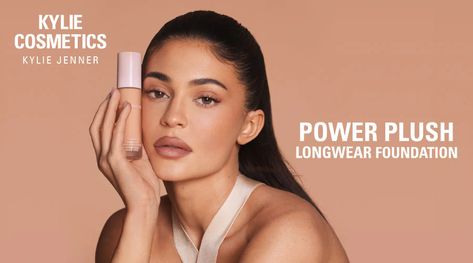 the power plush longwear foundation is a hydrating, instantly smoothing foundation with medium, buildable coverage and up to 12 hours of comfortable wear. this weightless formula seamlessly blends into the skin to blur fine lines, pores, and texture. it leaves a soft, cushiony feel with an airbrushed, satin finish that’s not too dewy, not too matte, but the perfect in between. Kylie Jenner Photos, Kylie J, Kylie Cosmetic, Beauty Photoshoot, Kylie Kristen Jenner, King Kylie, Beautiful Costumes, Kardashian Jenner, Fenty Beauty