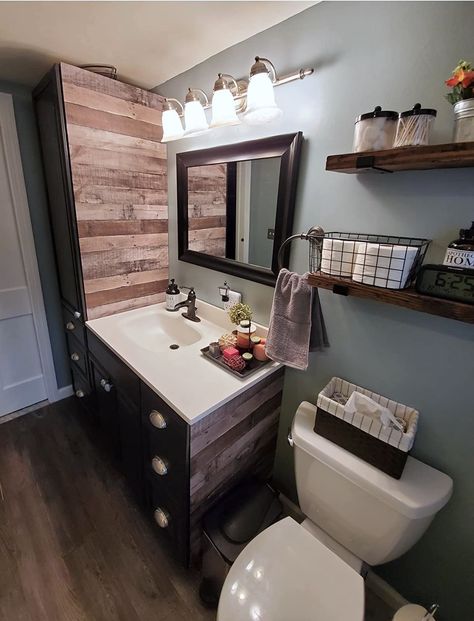 Small Half Bathroom, Western Bathroom Decor, Country Style Bathrooms, Rustic Bathroom Remodel, Western Bathroom, Western Bedroom Decor, Cabin Bathrooms, Dream Life House, Barn Style House Plans