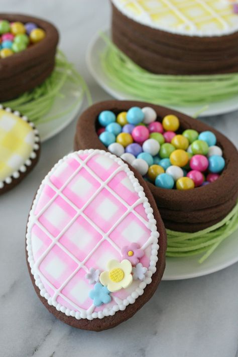 Easter Egg Cookie Boxes - Such a beautiful and creative idea!  - Recipe: http://www.glorioustreats.com/2014/04/easter-egg-cookie-boxes.html Easter Egg Cookie, Egg Shaped Cookies, Creative Easter Eggs, Easter Egg Cookies, Easter Bunny Cookies, Easter Sweets, Cookie Boxes, No Egg Cookies, Chocolate Roll