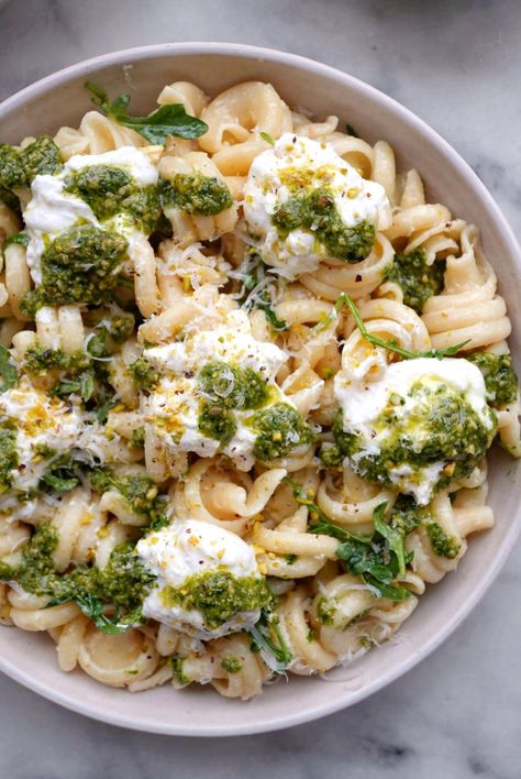 A quick and easy lemony-fresh pasta salad topped with creamy burrata and basil pesto. Pesto Pasta Side Dish, Pasta Salad Lemon, What To Serve With Pasta, Olive Pasta Salad, Pasta Table, Lemon Basil Pasta, Burrata Pasta, Veggie Dinners, Pesto Pasta Salad