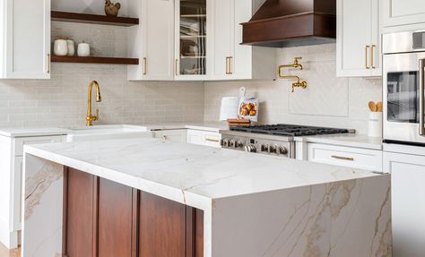 Mixed Metals Decor, Aqua Kitchen, Classic White Kitchen, White Quartz Countertop, Deco Boheme, Cottagecore Decor, White Countertops, Transitional Kitchen, Custom Home Builders