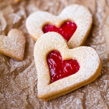 Elaboración de las Galletas Jammy en forma de Corazón: Bate la mantequilla ablandada, el azúcar y la ralladura de limón hasta que esté suave y esponjosa. Agrega la harina tamizada y la leche. Amasa bien y forma una bola... Frozen Berry Recipes, Valentines Day Cookie Recipe, Preschool Lunch, Linzer Cookies, Berry Muffins, Valentine Desserts, Valentines Day Desserts, Berries Recipes, Valentines Day Cookies