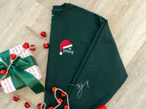 Calendar Advent, Christmas Crewneck Sweatshirt, Winter Apparel, Gildan Sweatshirt, Christmas Crewneck, Be Merry, Secret Santa Gift, Christmas Trends, Aesthetic Shirts