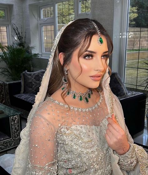 Desi Engagement Hairstyles, Walima Jewelry Pakistani Bridal, Walima Bridal Hairstyle, Wedding Hair Pakistani, Pakistani Wedding Makeup Look, Walima Bride Hairstyles, Punjabi Wedding Hairstyles, Nikkah Hairstyles Brides, Nikkah Makeup Looks