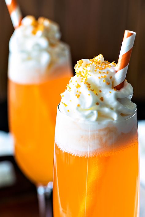 Orange Creamsicle Cocktail! If you like the popsicle, you'll love this creamsicle drink! A delicious cocktail that'll be festive throughout all holiday seasons. | HomemadeHooplah.com Orange Creamsicle Cocktail, Creamsicle Cocktail, Creamsicle Truffles, Creamsicle Drink, Summer Drinks Alcohol Recipes, Hyanna Natsu, Coctails Recipes, Summer Drinks Alcohol, Homemade Cocktails