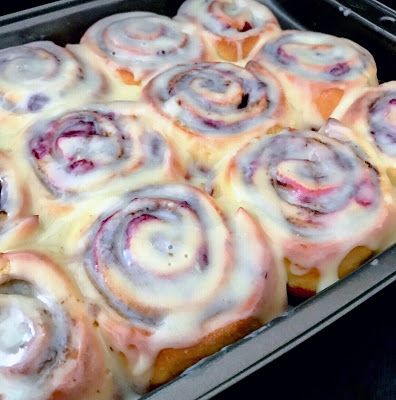 Cinnamon Raspberry Rolls, Raspberry Cinnamon Rolls Easy, Raspberry Sweet Rolls Recipe, Raspberry Cinnamon Rolls Recipe, Raspberry Cheesecake Rolls, Huckleberry Cinnamon Rolls, Raspberry Cinnamon Rolls Homemade, Cinnamon Rolls With Fruit, Blackberry Cinnamon Rolls