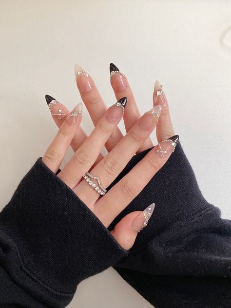 Douyin Nails Charms, Asian Black Nails, Korean Nails Black And White, Black Douyin Nails Short, Black Asian Nails, Black Nails Korean Style, Korean Bling Nails, Abg Style Nails, Black Nails Douyin