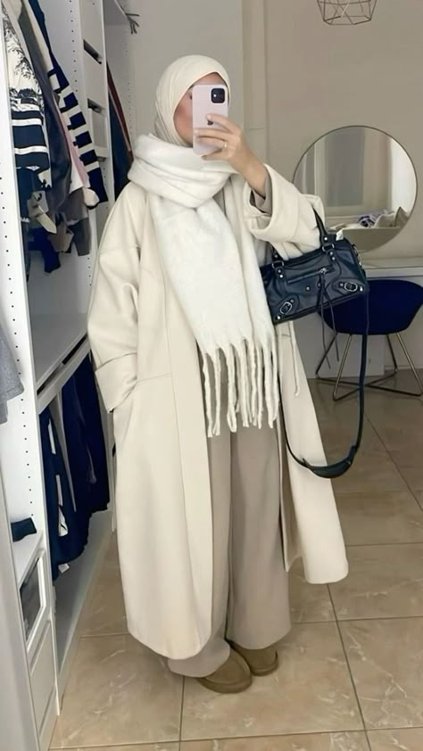 #modestwear #modestwear #modestwearinspiration #modestinspiration #hijabi #hijabiinspiration #outfit #outfitinspo #outfitinspiration Winter Modest Outfits, Hijabi Winter Outfits, Hijabi Winter, Outfit Muslim, Modest Winter Outfits, Winter Hijab, Hijab Fits, Estilo Hijab, Modest Casual Outfits