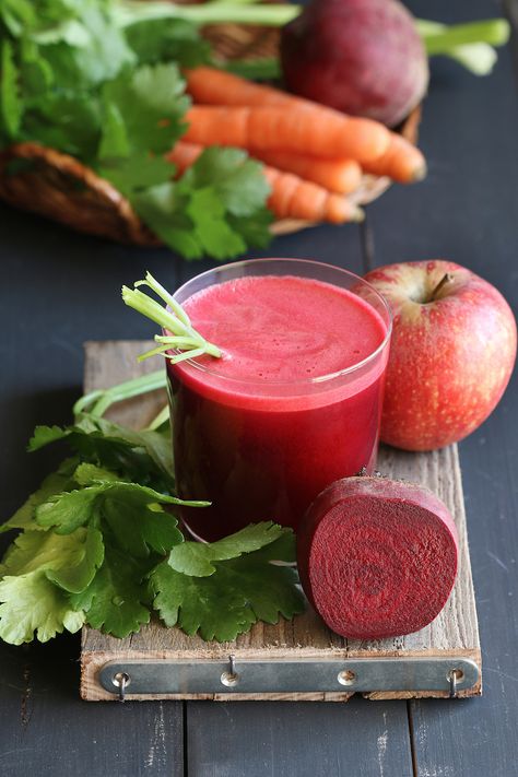 Improve the functioning of your heart, arteries, brain and other organs with this simple blood-cleansing juice recipe! While the body has an incredible system to help purify the blood and remove to... Beet Juice Recipe, Easy Juice Recipes, Healthy Detox Cleanse, Detox Juice Cleanse, Veggie Juice, Healthy Juicing, Beet Smoothie, Juice Cleanse Recipes, Lemon Detox